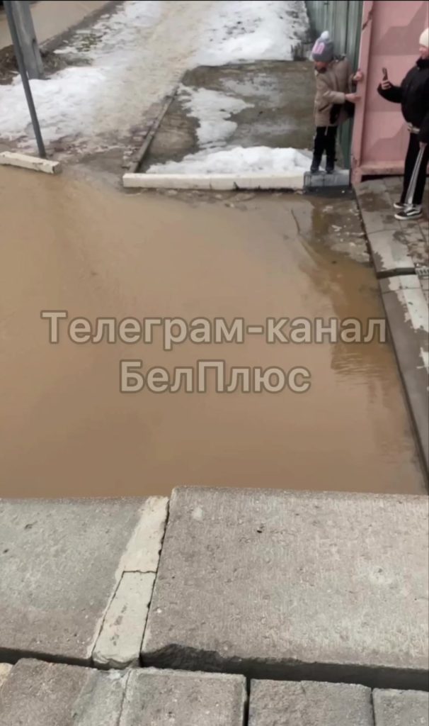 Коммунальная авария на Народном Бульваре: прорыв канализации затопил проезжую часть