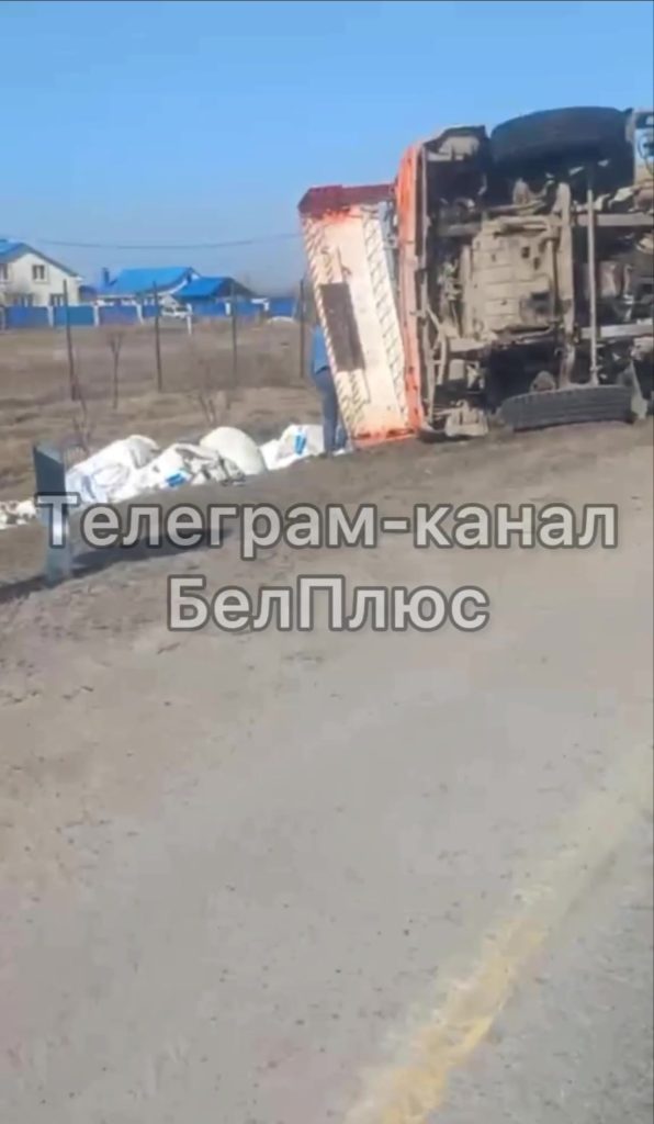 Грузовой автомобиль перевернулся на объездной дороге в районе Болховца
