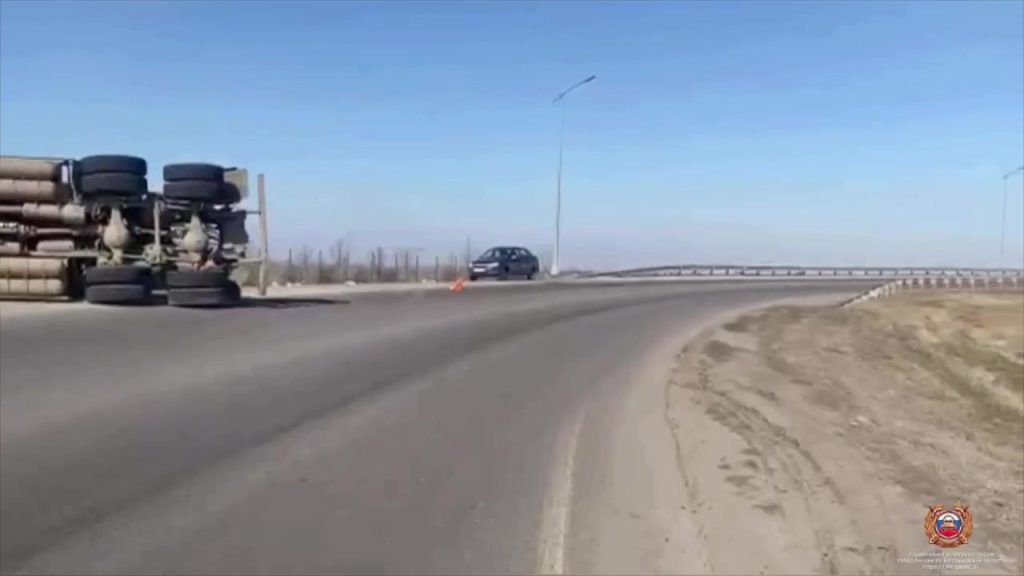 В Стрелецком произошло опрокидывание КамАЗа