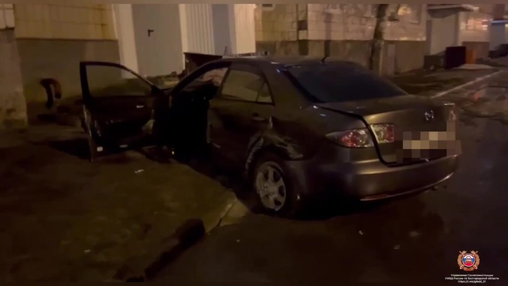 В Старом Осколе водитель не справился с управлением и врезался в мусорный бак