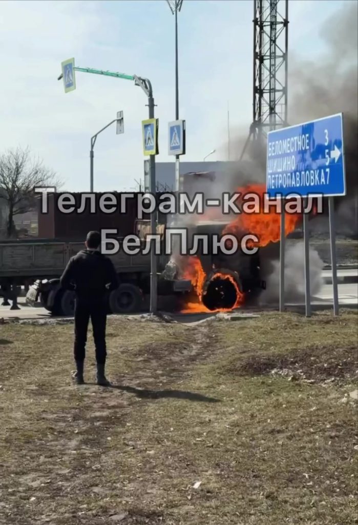 Грузовой автомобиль загорелся на выезде из Беломестного