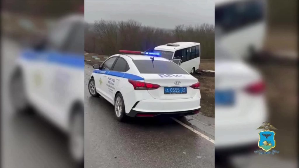 Автобус перевернулся в кювет в Старооскольском округе, пытаясь избежать столкновения с собакой