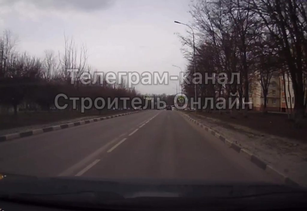 В Строителе водитель Renault Duster устроил опасную гонку по встречке и на красный свет