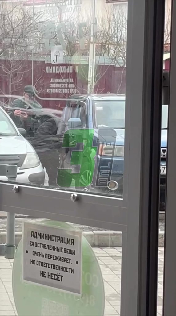 Конфликт у ТЦ «Спутник»: мужчина ударил пенсионера и скрылся