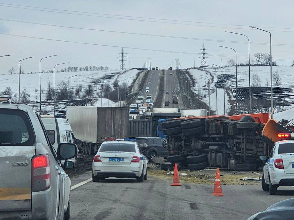 Два грузовика КАМАЗ перевернулись на трассе Губкин — Старый Оскол, движение заблокировано