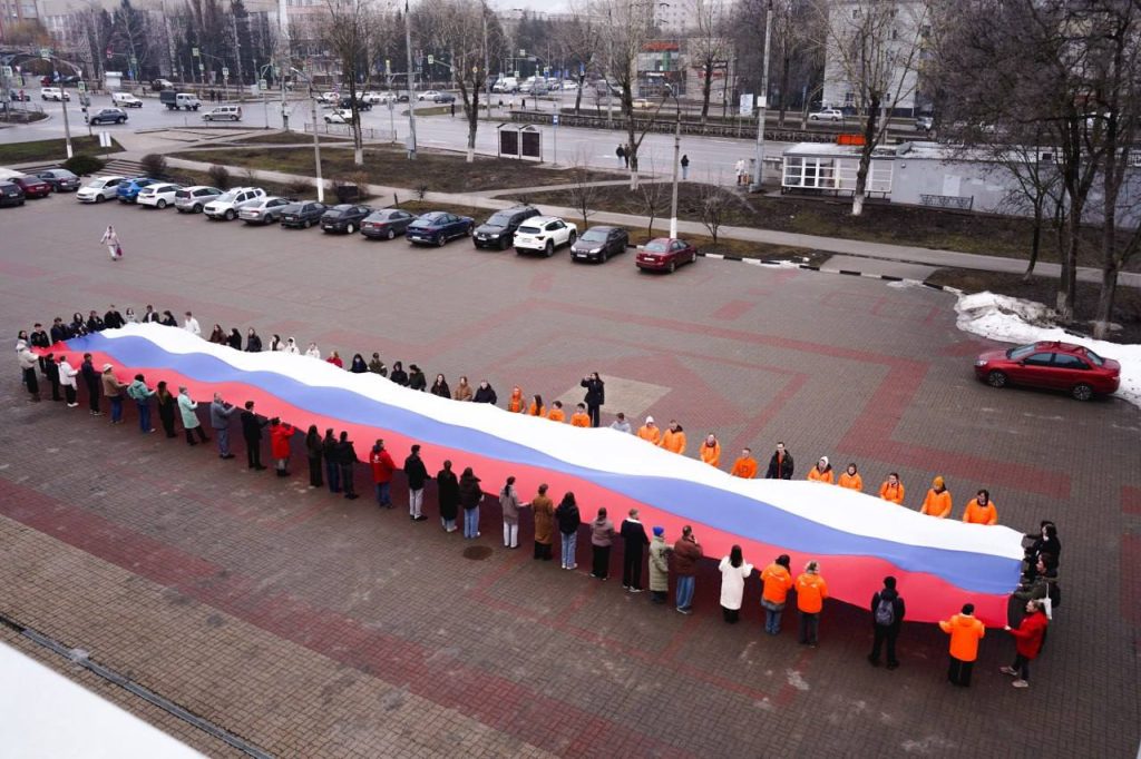 **🇷🇺**** В Белгороде развернули 20-метровый триколор в честь годовщины воссоединения Крыма с Россией.**