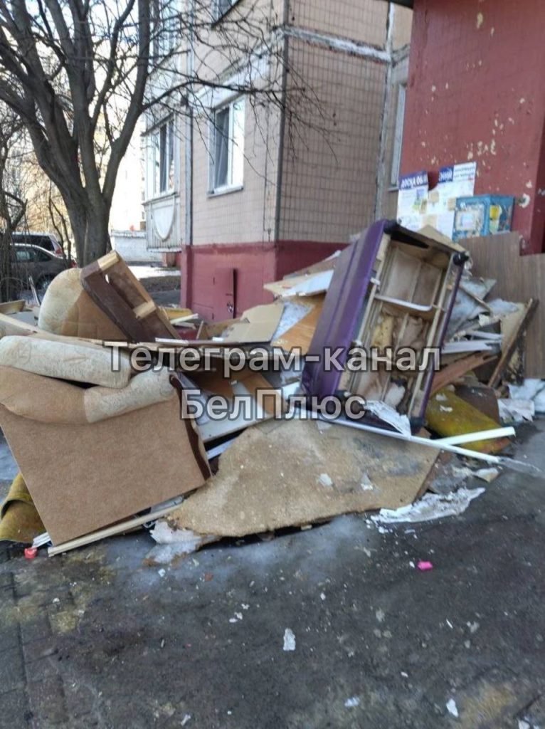 Жильцы дома на Буденного остаются без уборки и вывоза крупногабаритного мусора