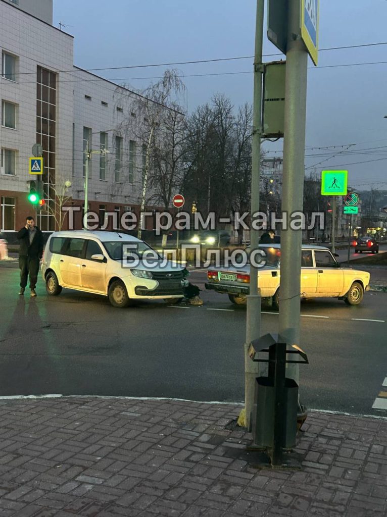 ДТП с участием двух автомобилей произошло возле Белгородского строительного колледжа