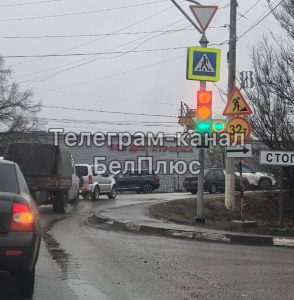 Светофор на перекрёстке Михайловского шоссе и улицы Дзгоева показывает противоречивые сигналы