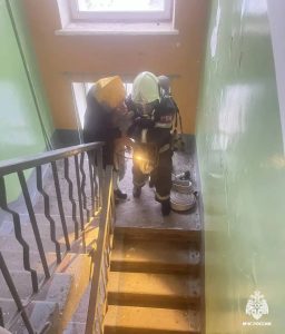 Пожар в Старом Осколе: спасатели эвакуировали 20 человек из горящего дома