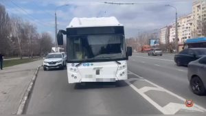 Пожилая пассажирка получила травму при падении в автобусе на проспекте Богдана Хмельницкого