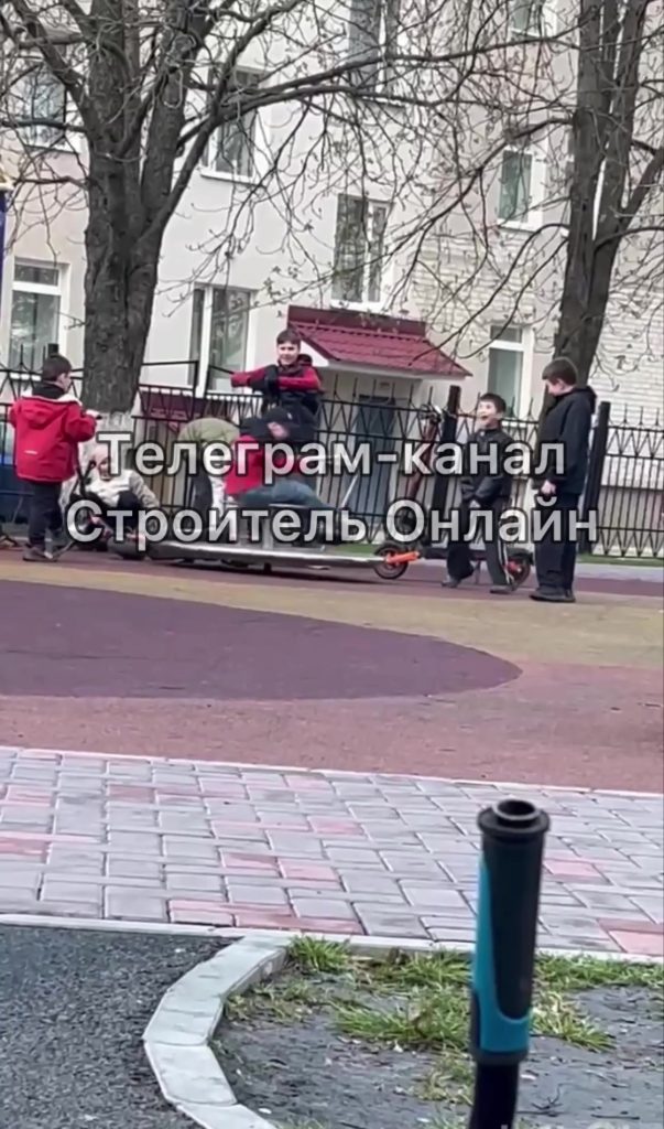 Ребёнок получил травмы после падения с карусели в Строителе