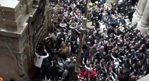 Благодатный огонь сошел в Иерусалиме и будет доставлен в Москву