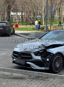 Авария у парка Ленина: иномарка повредила дорожную инфраструктуру