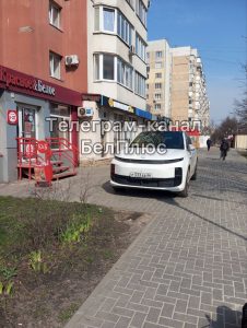 Автомобиль занял тротуар на улице Будённого в Белгороде