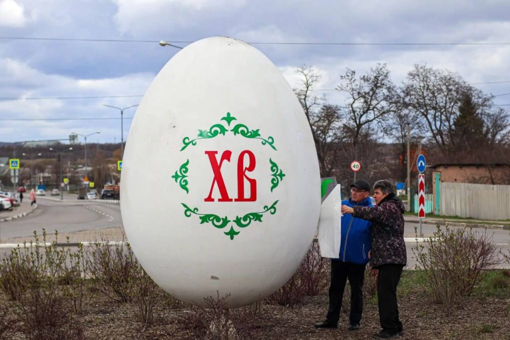 В Разумном расписали пасхальное яйцо на въезде в посёлок