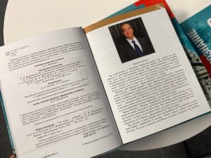 Медведев возглавил редакционную коллегию по обществознанию для старших классов