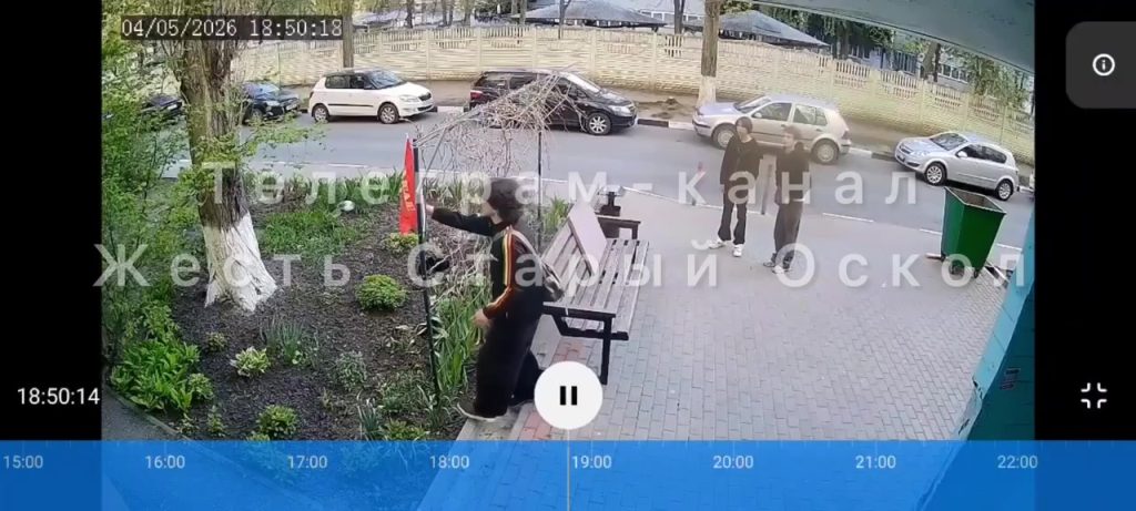 В Старом Осколе молодой человек сорвал праздничный флаг ко Дню Победы