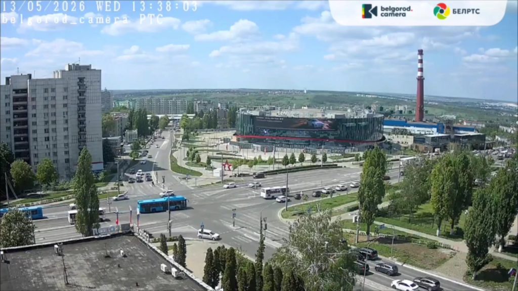 В Белгороде водитель трактора снёс столбы с дорожными знаками на перекрёстке
