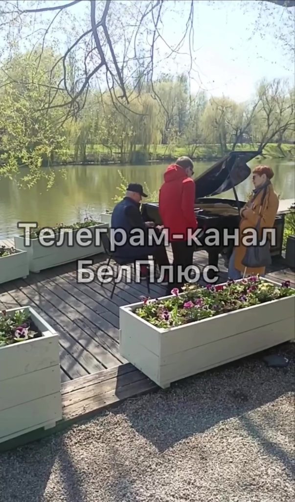 Мужчина и мальчик продолжают играть на пианино под звуки сирены в Белгороде