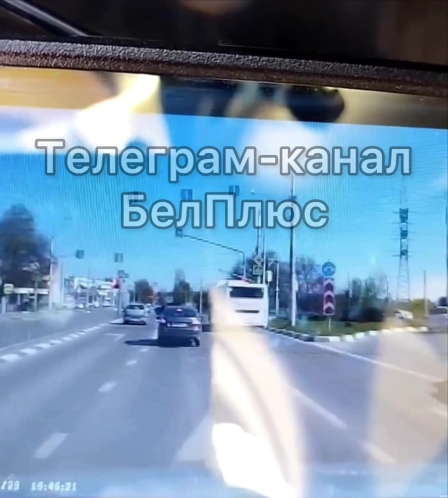 Мотоциклист повредил зеркало автомобиля на перекрёстке в Белгороде и скрылся