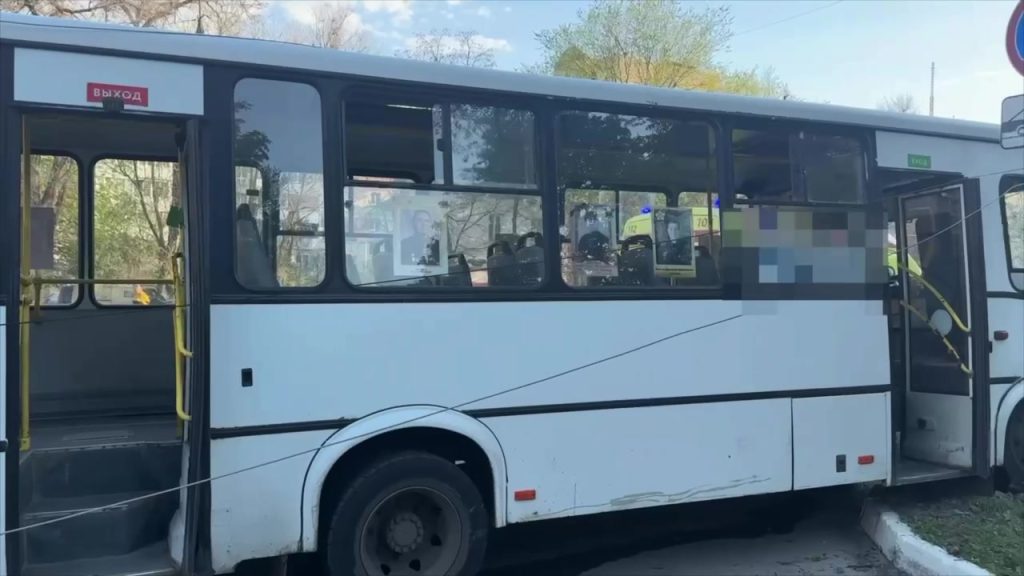 В Белгороде автобус врезался в столб на улице Мичурина