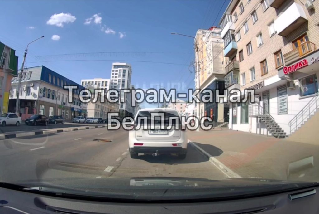 В Белгороде на улице Попова произошло массовое ДТП из-за наезда на люк