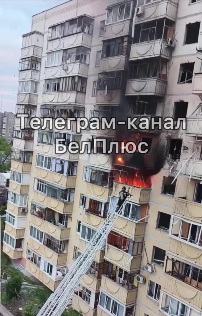 Жители Белгорода делятся кадрами разрушений после атаки дрона на жилой дом