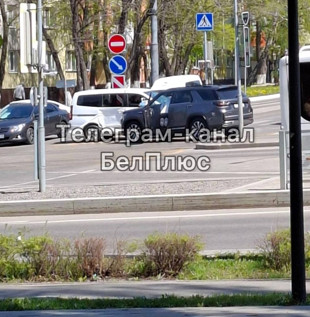 ДТП на перекрестке Щорса — Костюкова в Белгороде: столкнулись две иномарки