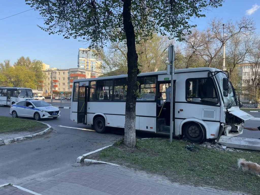 Восемь человек пострадали в ДТП с автобусом на Мичурина