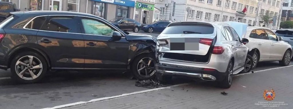 Авария на улице Попова: женщина за рулем Audi пострадала при наезде на люк