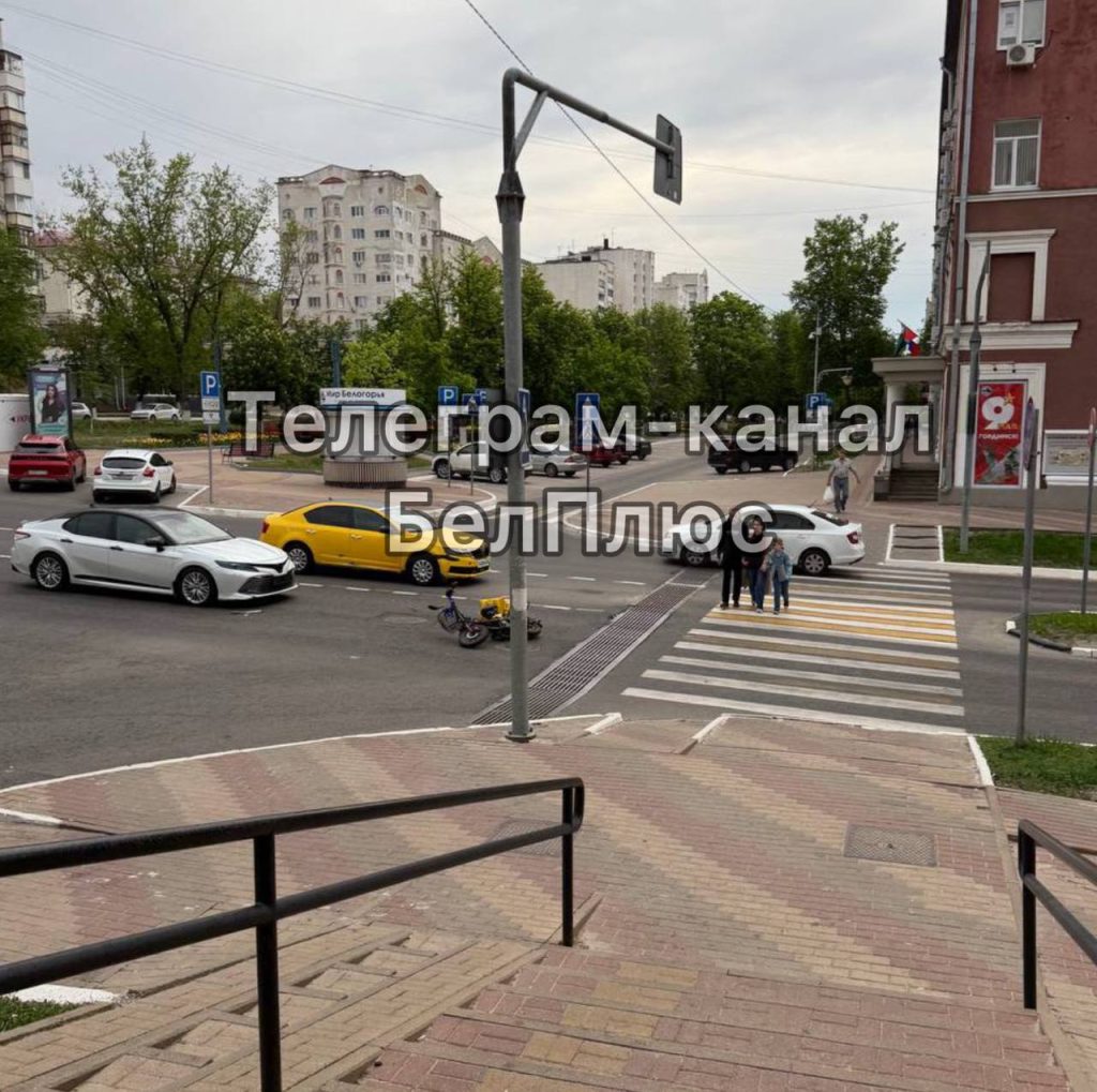 Столкновение двух иномарок и электросамоката на перекрестке в Белгороде