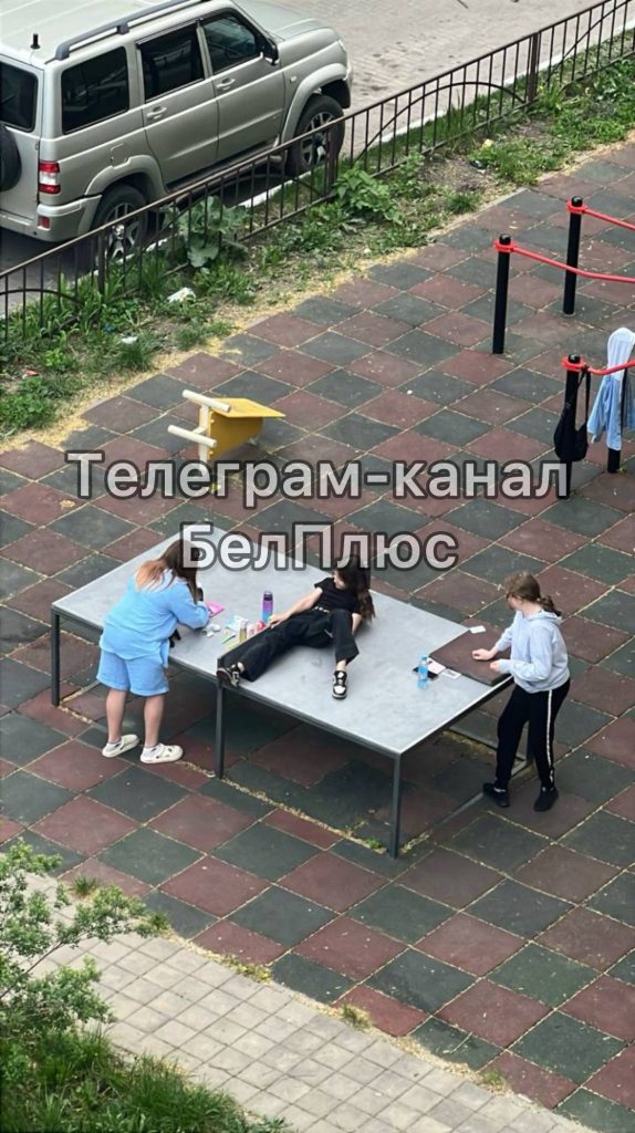 Жители Белгорода обеспокоены поведением подростков во дворе: теннисный стол поврежден
