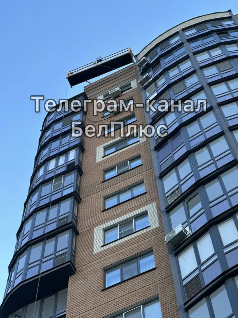 В центре Белгорода строительная люлька нависла над входом в пункт выдачи: пешеходы в опасности