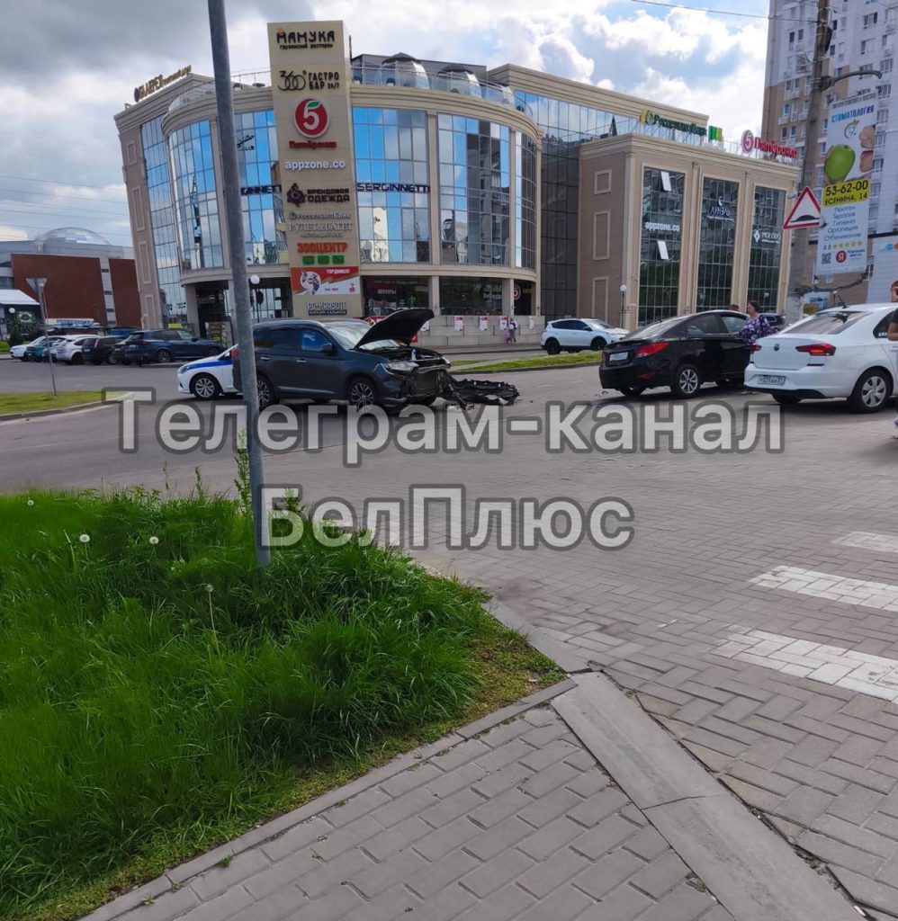 Серьезное ДТП на улице Есенина в Белгороде: столкновение двух иномарок