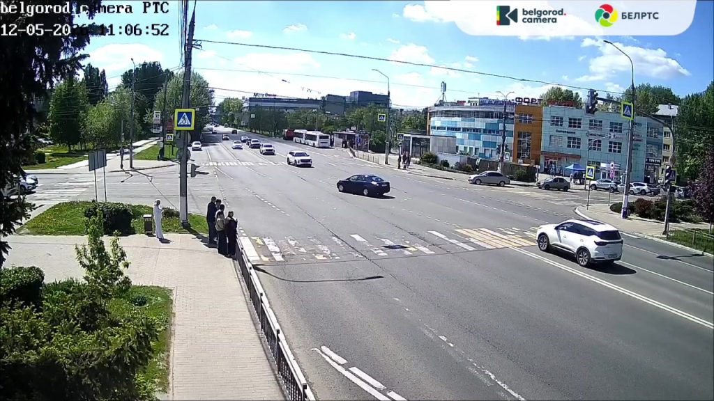 Массовое ДТП на перекрестке в Белгороде: внедорожник протаранил остановившийся автомобиль